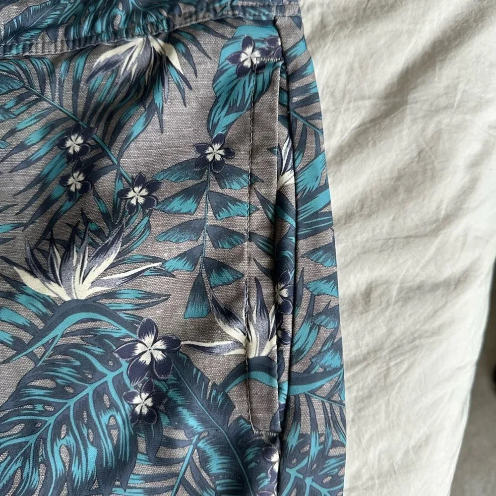 Travis Mathew Men's Swim Trunks - Black and Green EUC